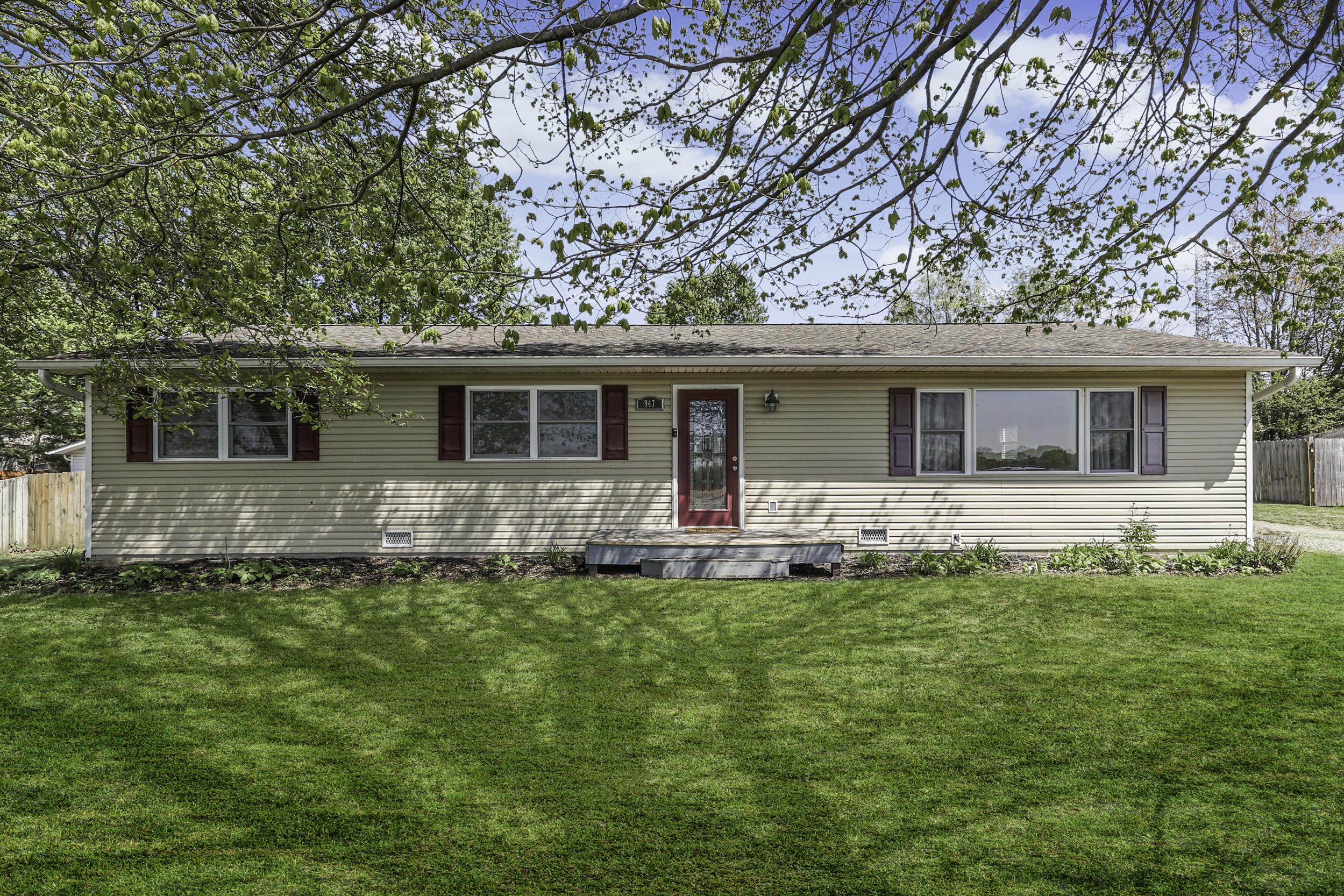 Photo one of 947 Berry Rd Greenwood IN 46143 | MLS 21975263