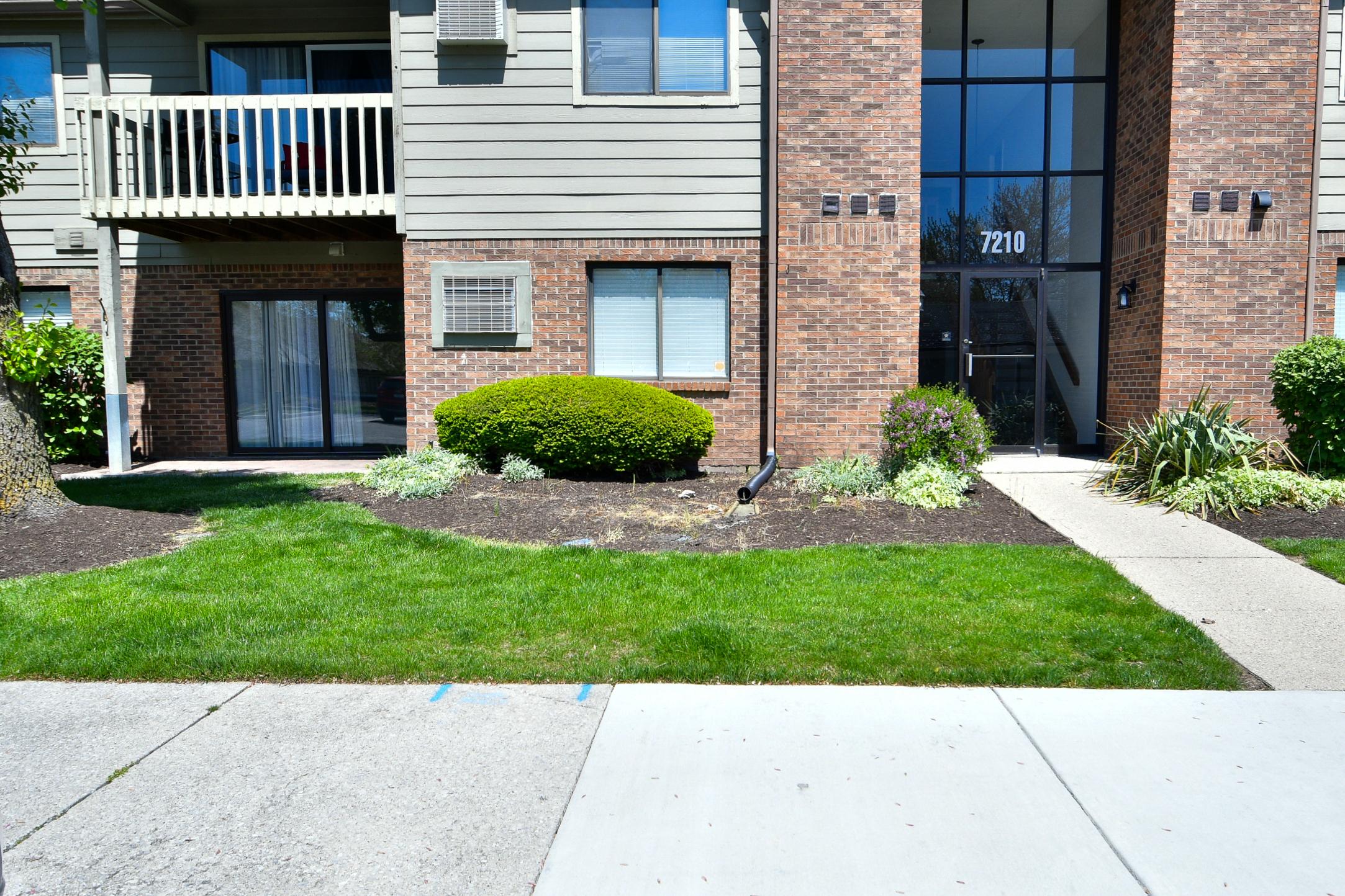 Photo one of 7210 Village Parkway Dr # 1 Indianapolis IN 46254 | MLS 21975314