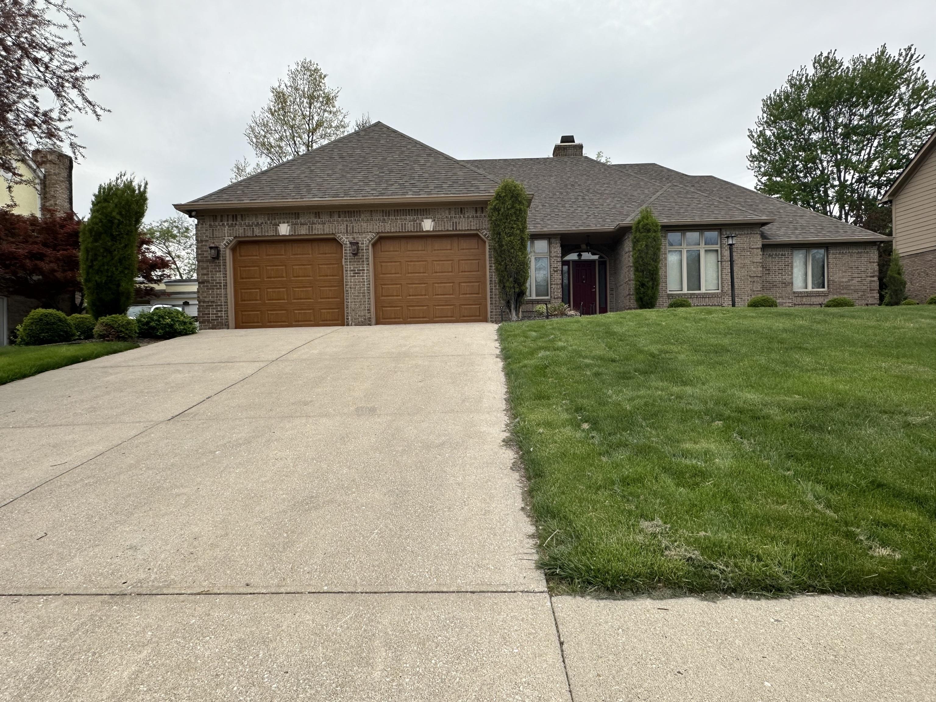 Photo one of 6332 Quail Creek Blvd Indianapolis IN 46237 | MLS 21975725