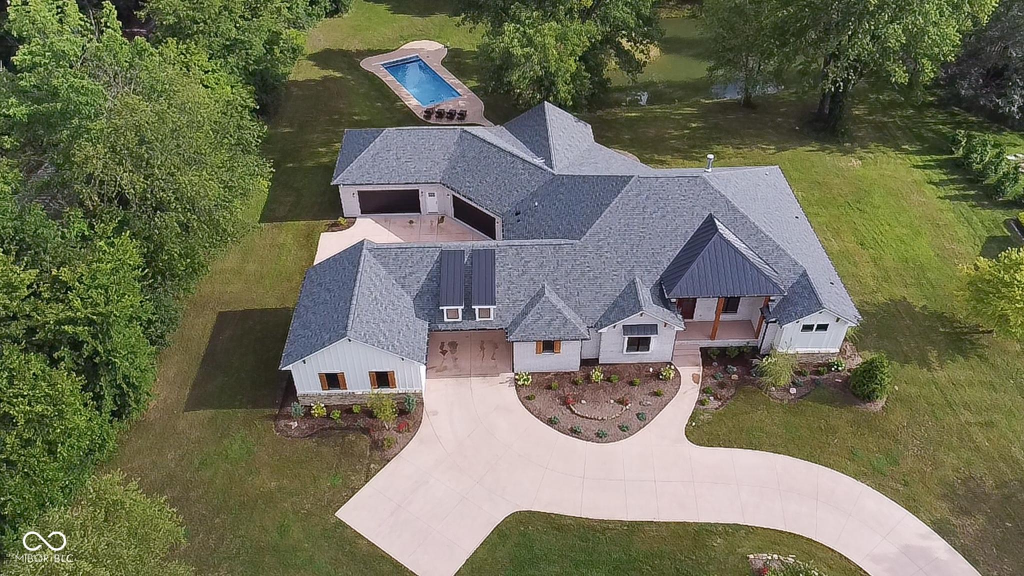 Photo one of 3621 Olive Branch Rd Greenwood IN 46143 | MLS 21994416