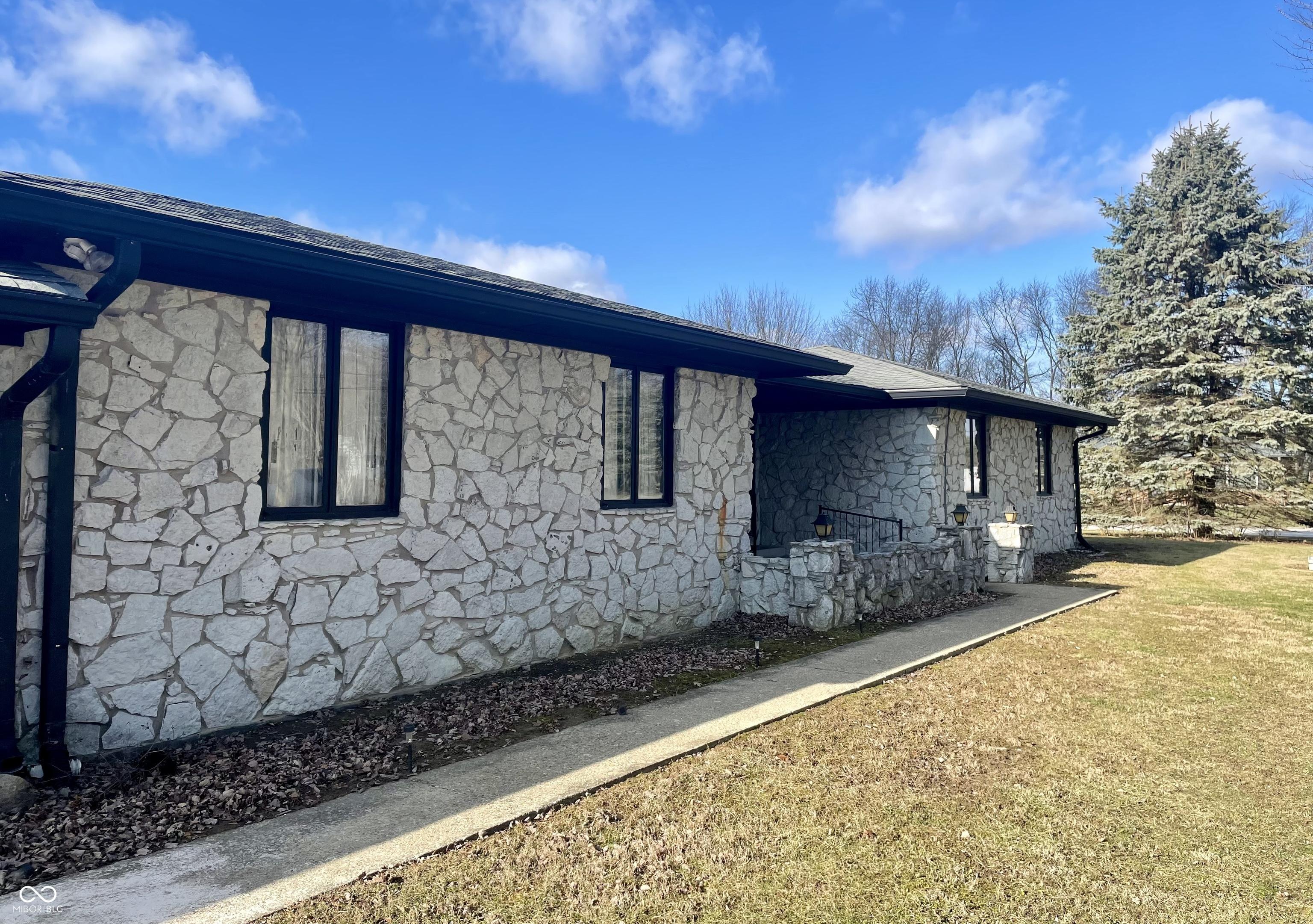 Photo one of 816 N County Road 900 E Avon IN 46123 | MLS 22016475
