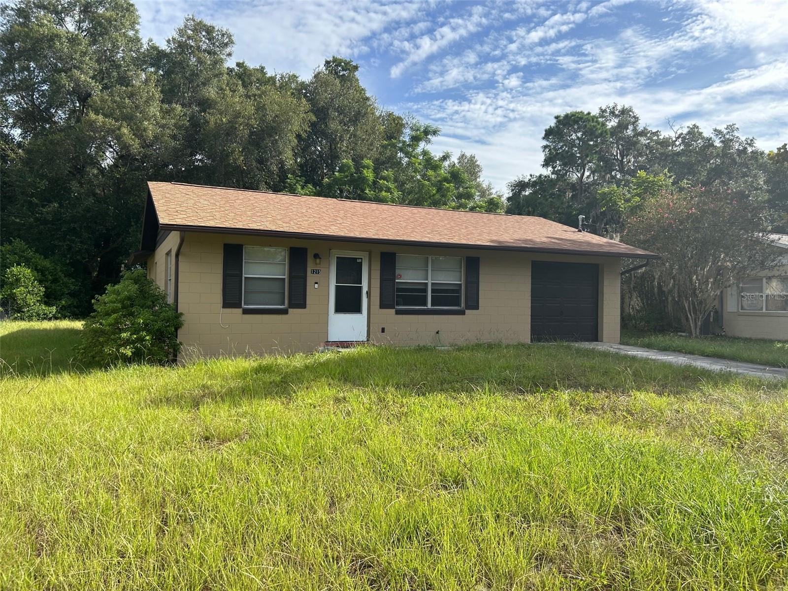 Photo one of 1215 E Hazzard Ave Eustis FL 32726 | MLS G5070860