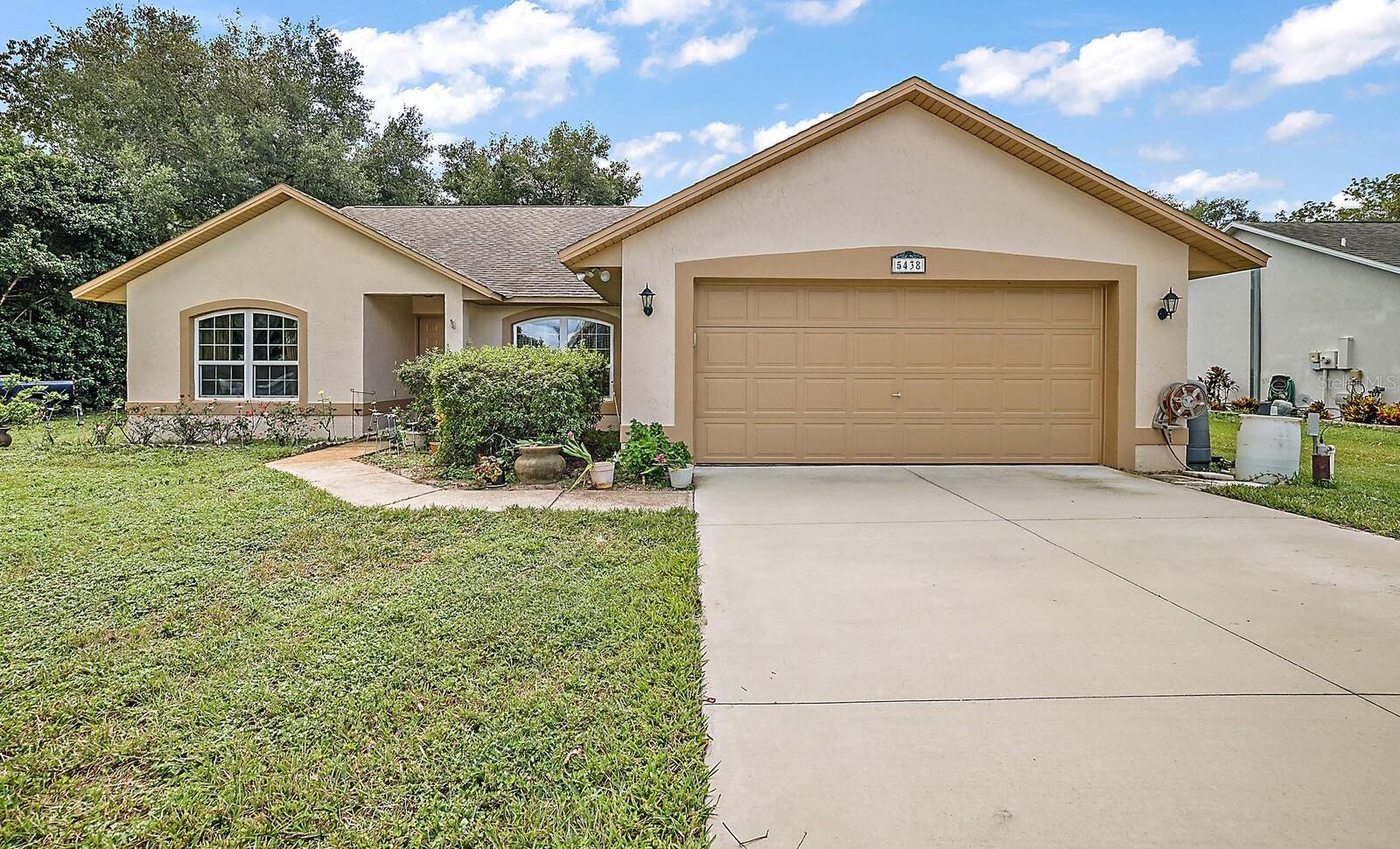 Photo one of 5438 Old Hickory Ln Fruitland Park FL 34731 | MLS G5077236