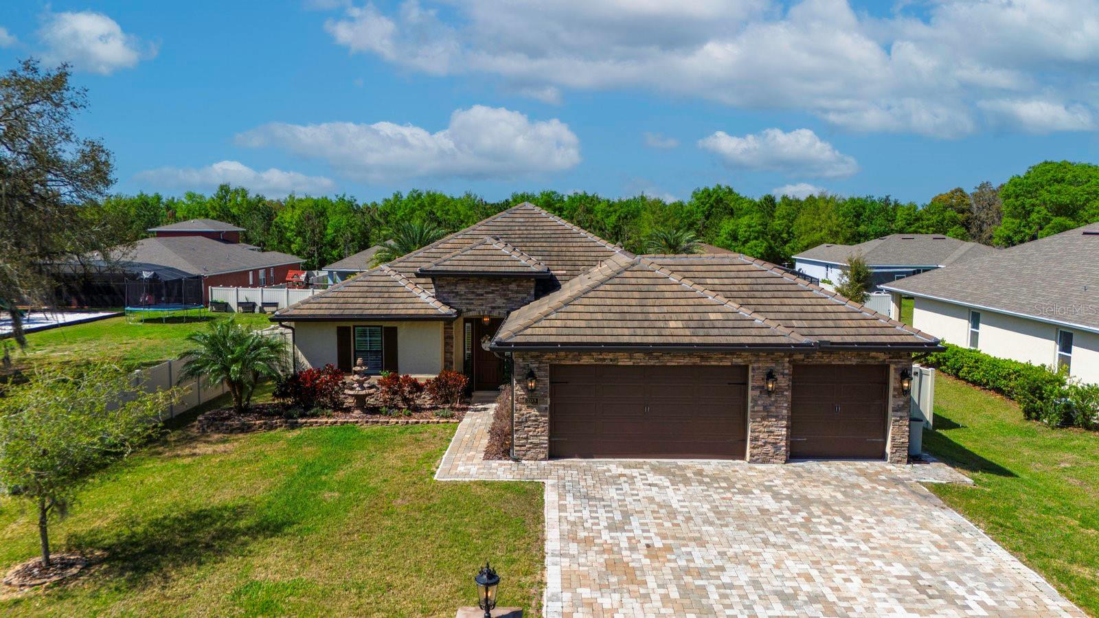 Photo one of 703 S Dixie Dr Howey In The Hills FL 34737 | MLS G5079764