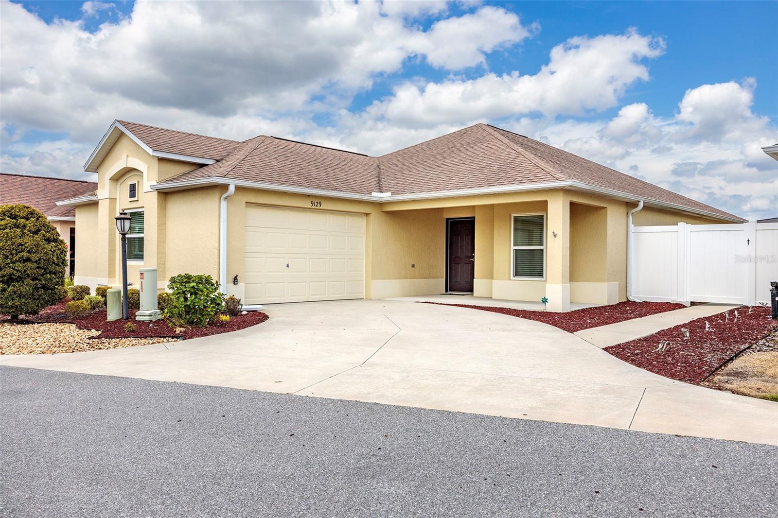 Photo one of 9129 Se 167Th Ford St The Villages FL 32162 | MLS G5080446