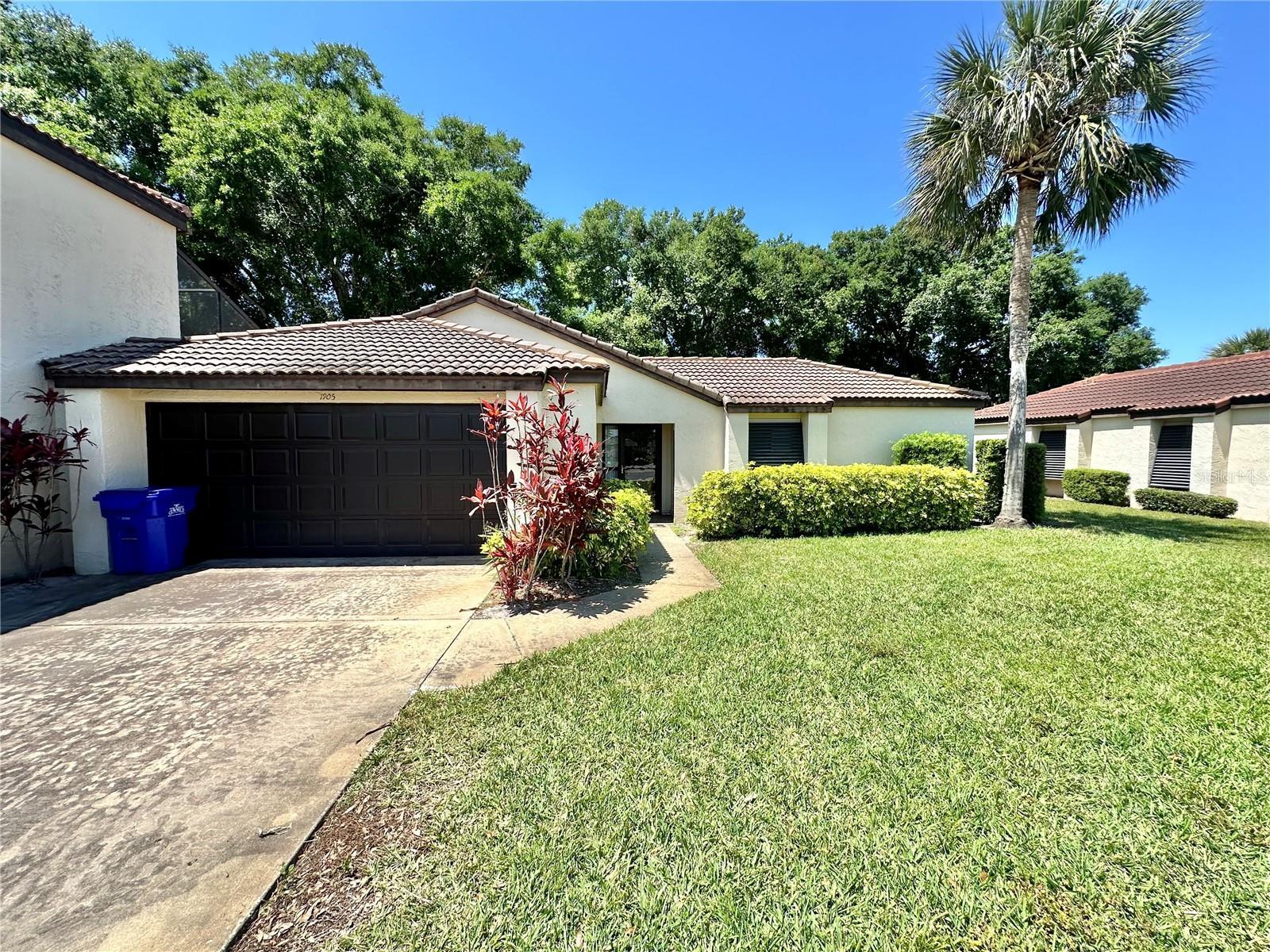 Photo one of 1905 Oak Cir # 1905 Tavares FL 32778 | MLS G5080972