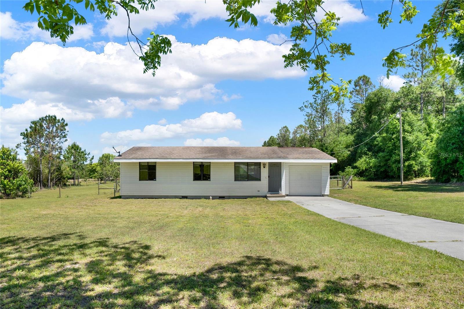 Photo one of 10057 Pine Island Rd Clermont FL 34711 | MLS G5081110