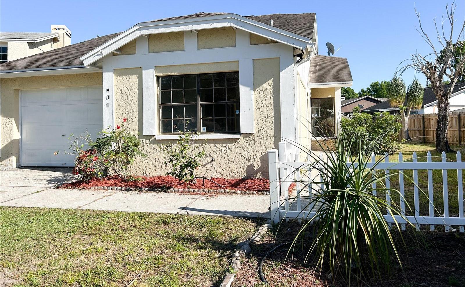 Photo one of 918 Buttercup Dr Lakeland FL 33801 | MLS L4943394