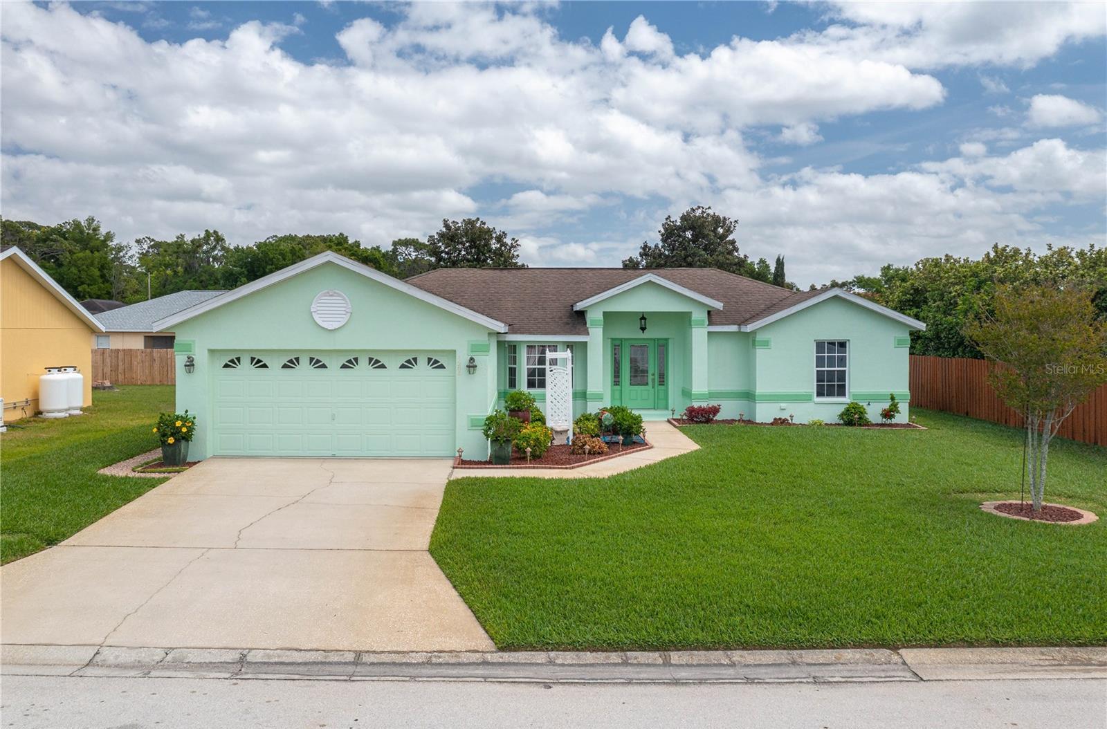 Photo one of 1204 Lysiloma Ave Winter Haven FL 33880 | MLS L4943588