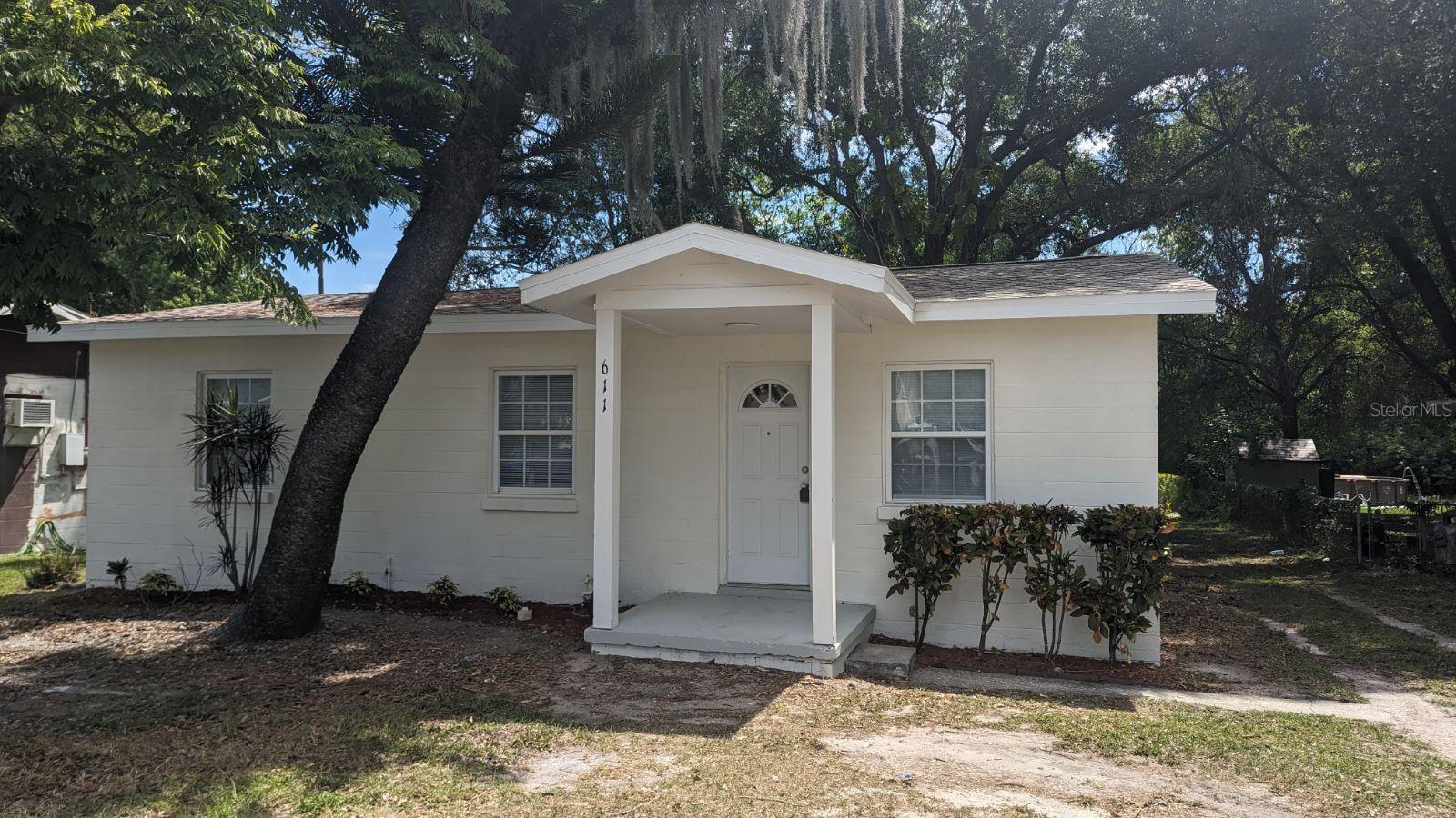 Photo one of 611 Ne 2Nd Ave Mulberry FL 33860 | MLS L4944223