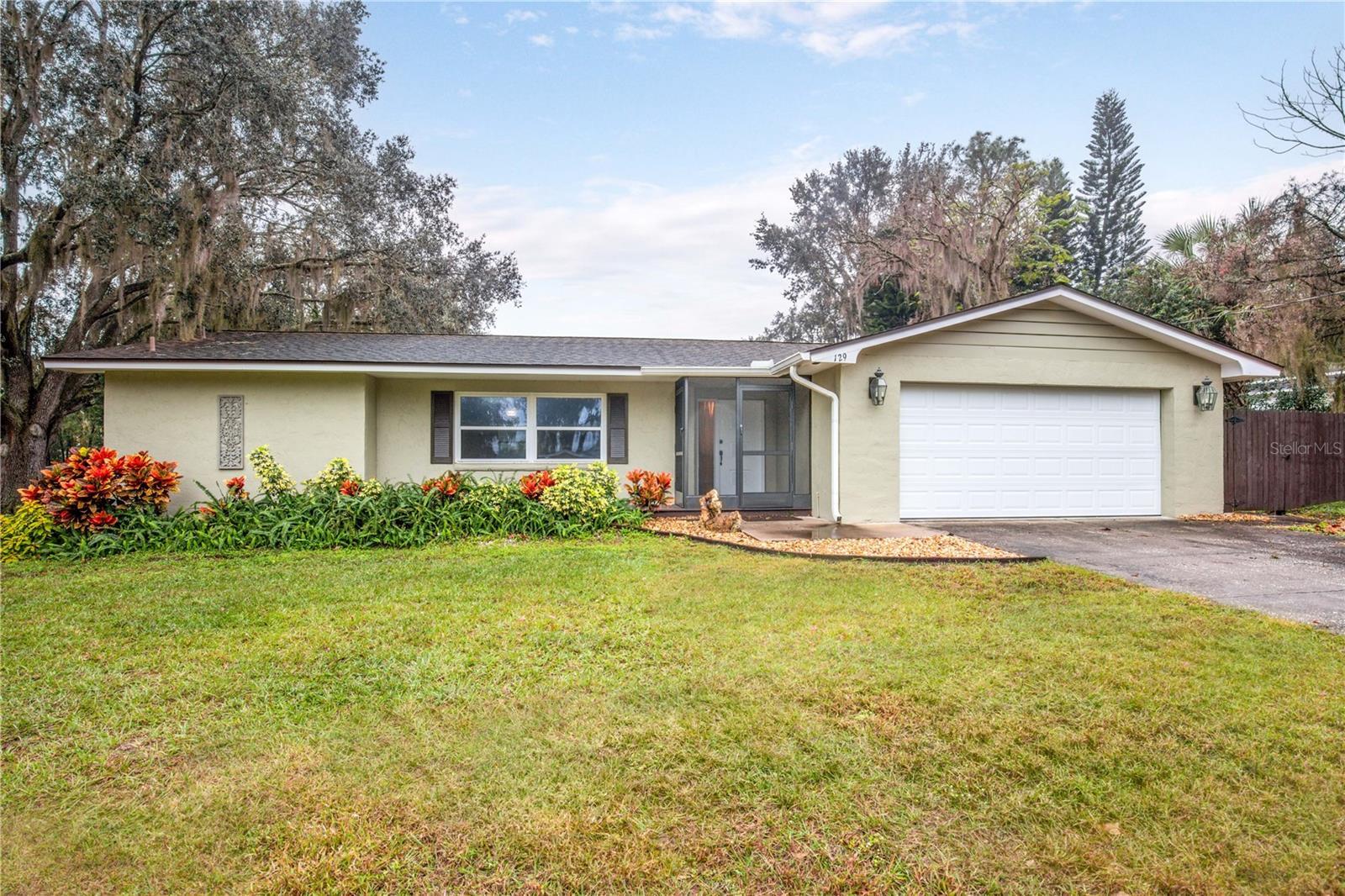 Photo one of 129 E Laurel Ave Howey In The Hills FL 34737 | MLS O6172650