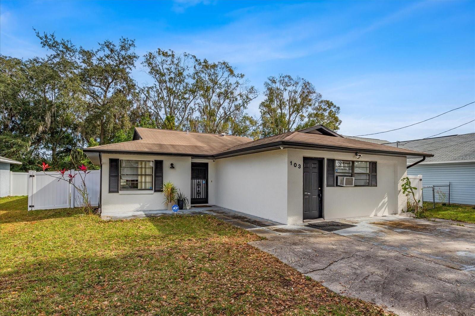 Photo one of 103 S Thacker Ave Kissimmee FL 34741 | MLS O6186725