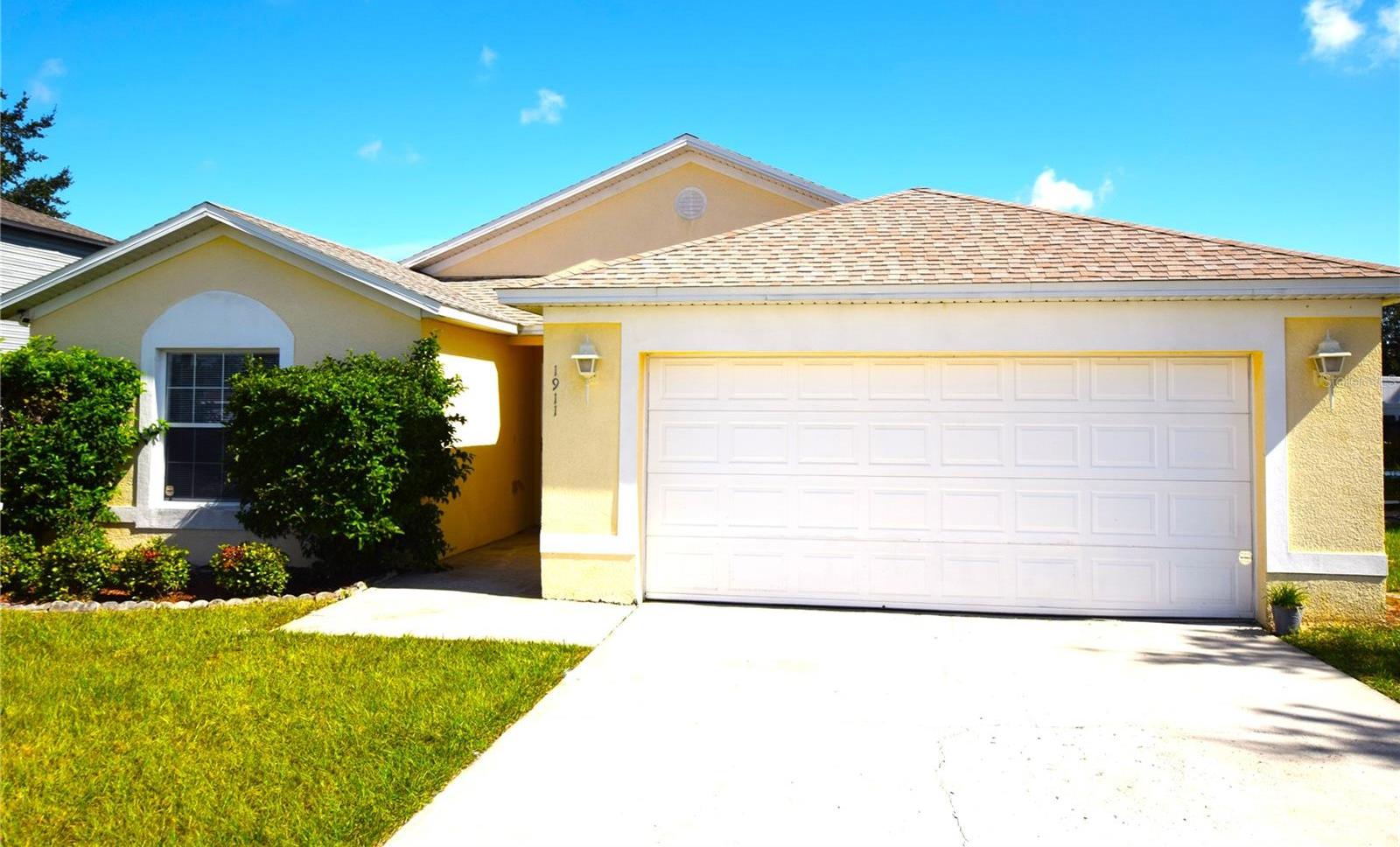 Photo one of 1911 Manatee Ln Kissimmee FL 34759 | MLS O6192463