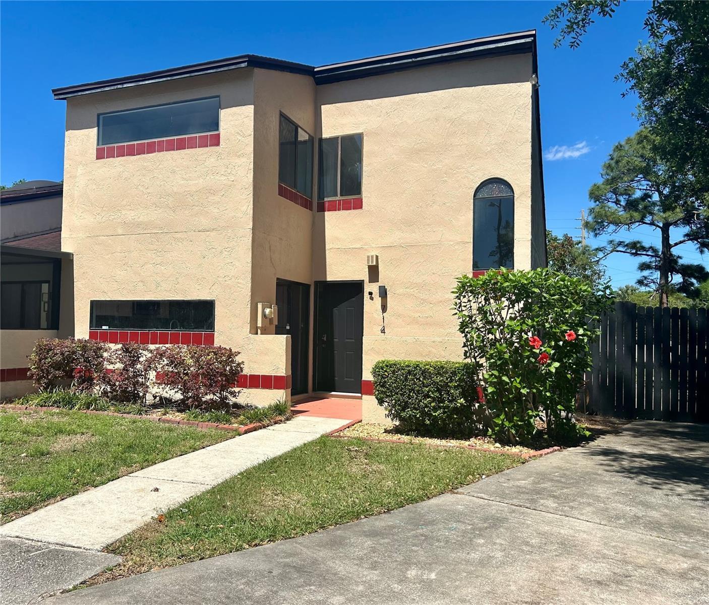 Photo one of 714 Golden Sunshine Cir Orlando FL 32807 | MLS O6194389