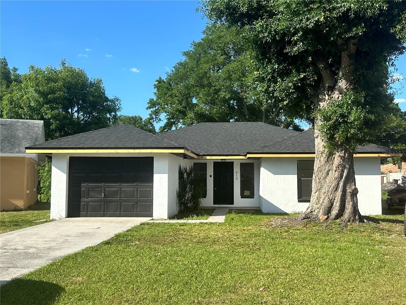 Photo one of 910 Sunshine Sw Way Winter Haven FL 33880 | MLS O6196812