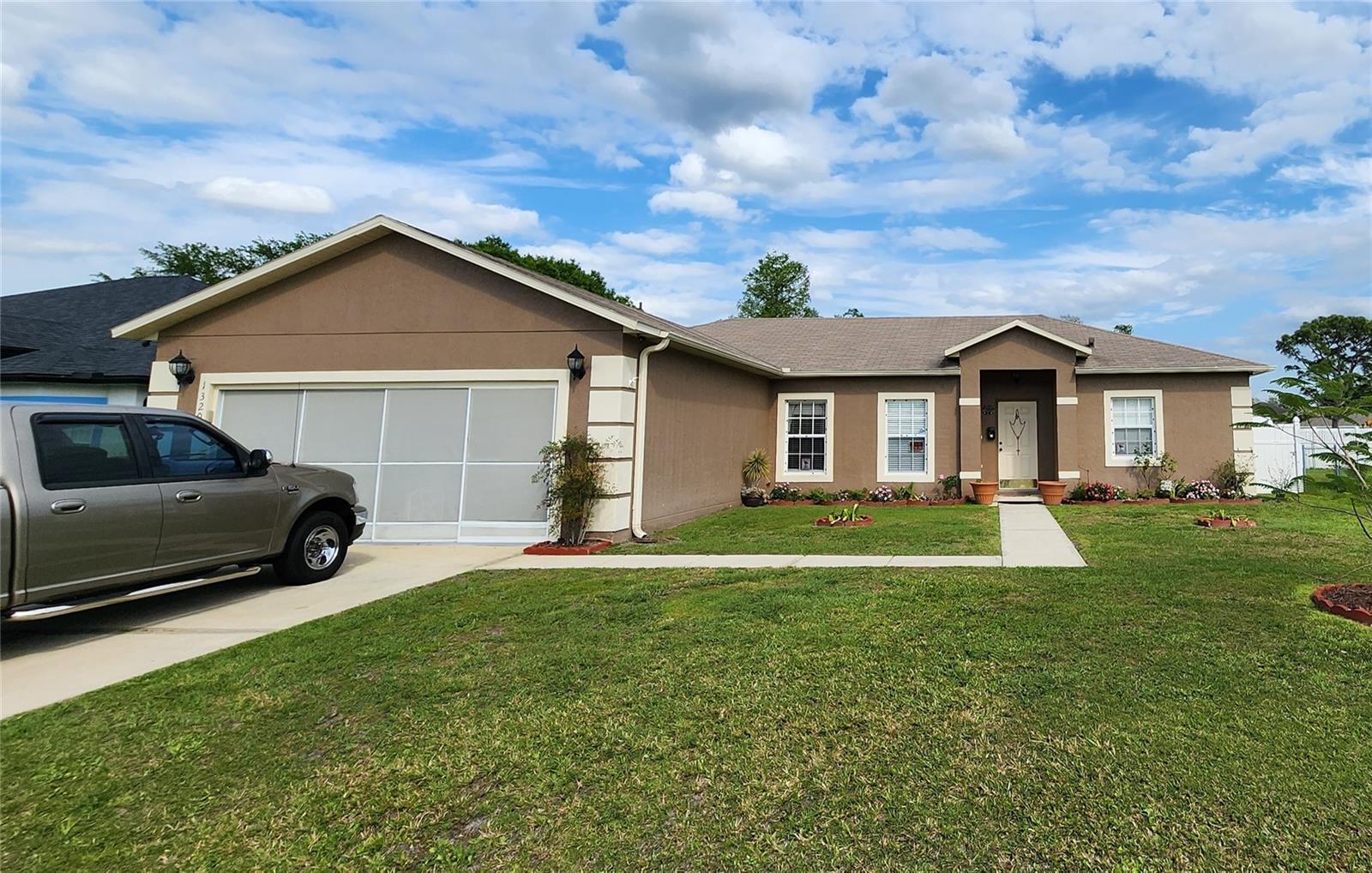 Photo one of 1320 Banbridge Dr Kissimmee FL 34758 | MLS S5102025