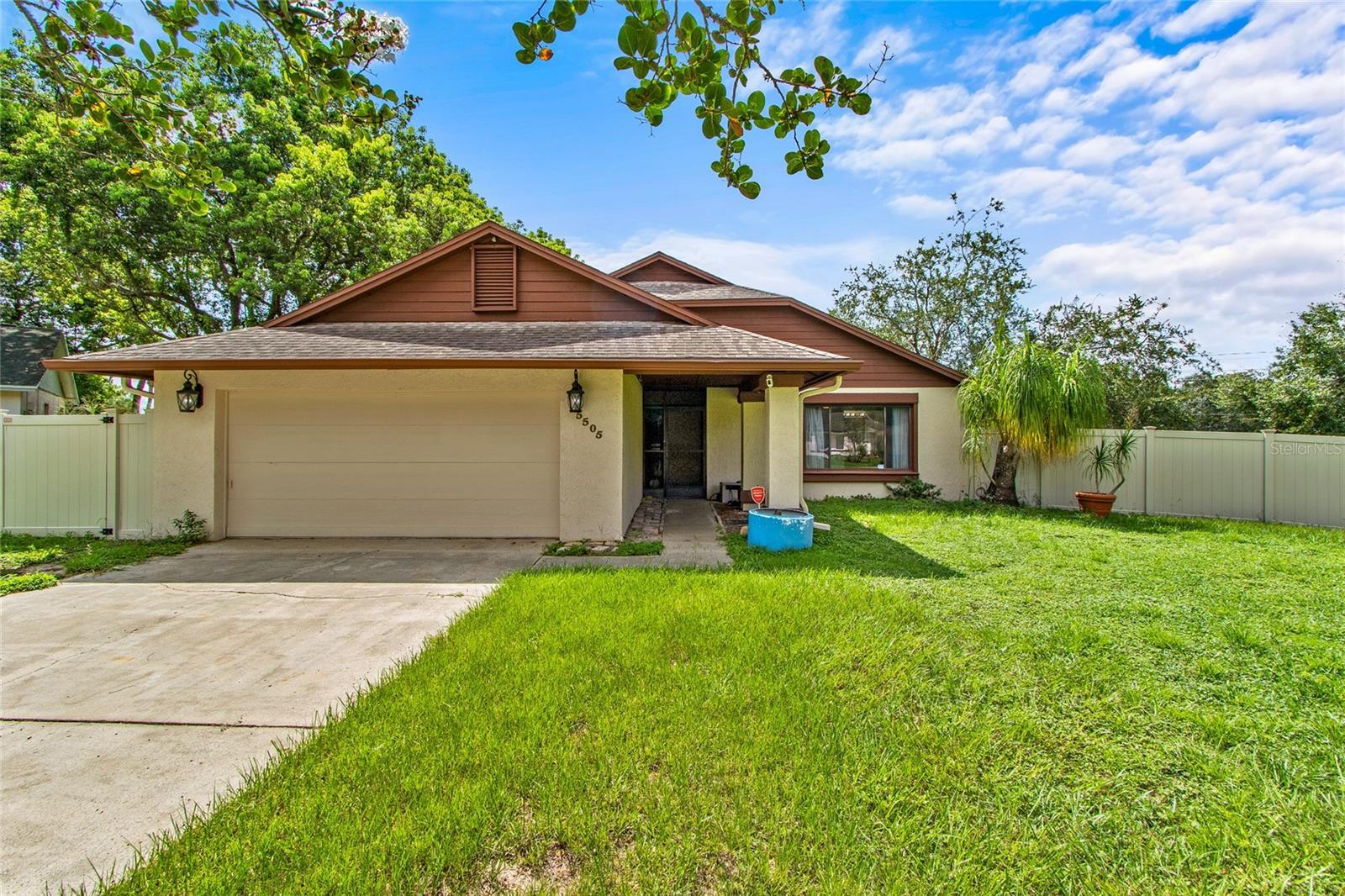 Photo one of 5505 Westhaven Ct Orlando FL 32810 | MLS T3491612