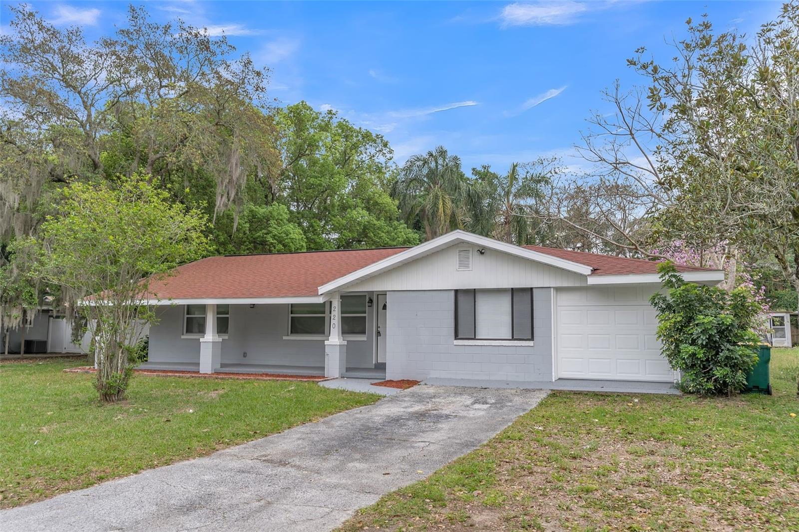 Photo one of 220 W Dicie Ave Eustis FL 32726 | MLS T3516779