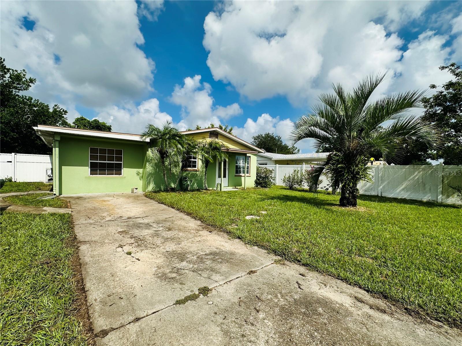 Photo one of 6004 Hilltop E Ln Lakeland FL 33809 | MLS T3548311