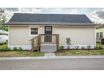 Quaint single-story home with a front deck at 401 Sw 1St Ave, Mulberry, FL 33860