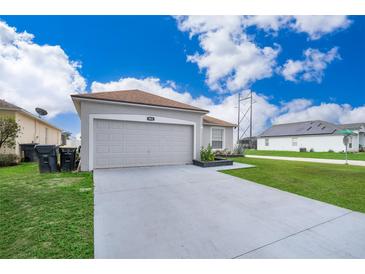 Attached garage with a long driveway at 905 Knollwood Dr, Davenport, FL 33837