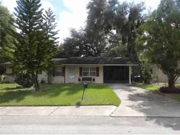 Cozy single-story home with a well-manicured lawn at 1060 E Tee Cir, Bartow, FL 33830