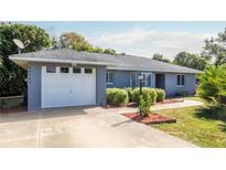 House exterior, driveway, and landscaping at 40544 E 7Th Ave, Umatilla, FL 32784