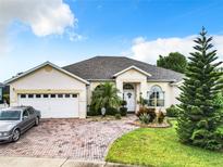 Single-Gathering home with a two-car garage and landscaped yard at 139 Belfry Dr, Davenport, FL 33897