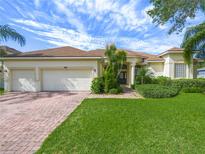 Single-Gathering home with two-car garage and well-manicured lawn at 988 Classic View Dr, Auburndale, FL 33823