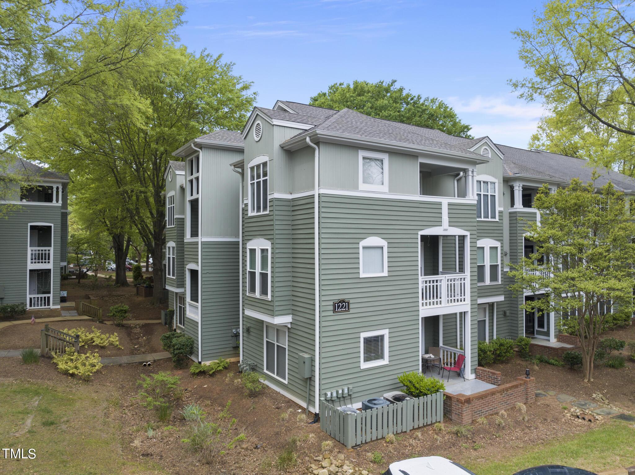 Photo one of 1221 Westview Ln # 305 Raleigh NC 27605 | MLS 10022432