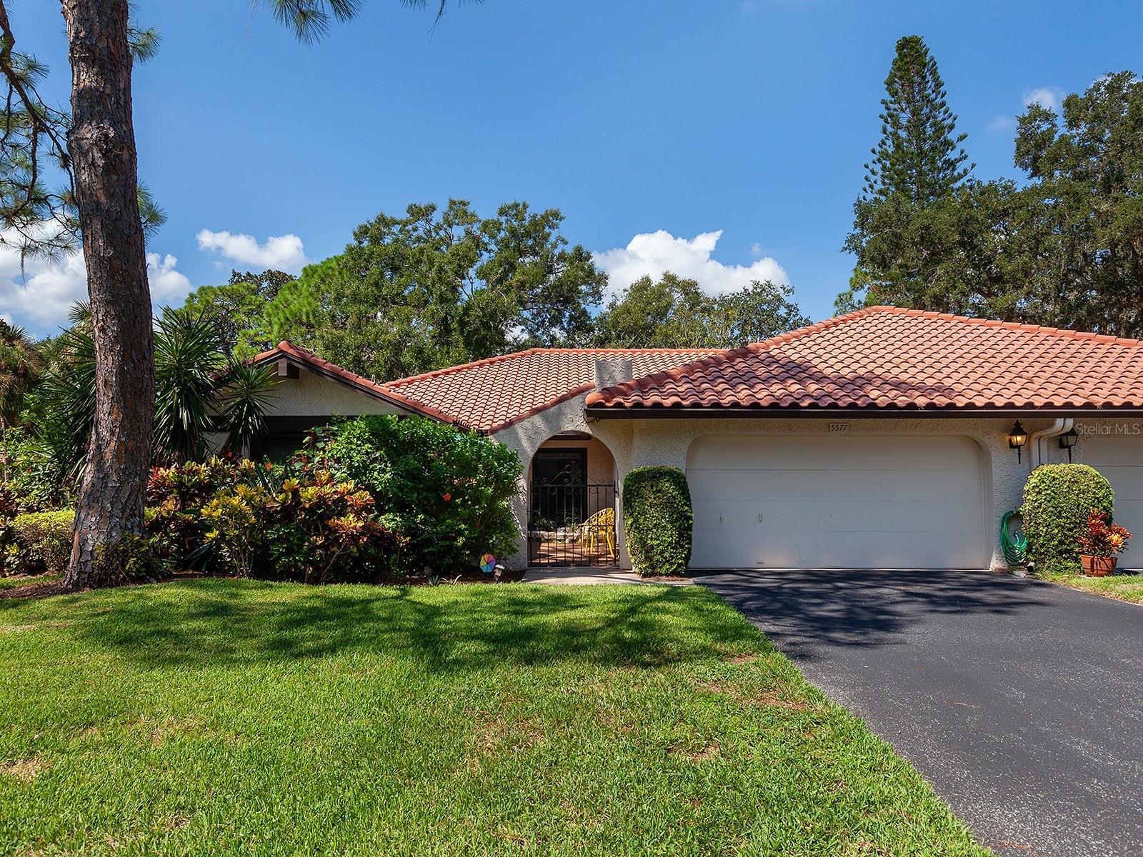 Photo one of 5577 Golf Pointe Dr Sarasota FL 34243 | MLS A4582604