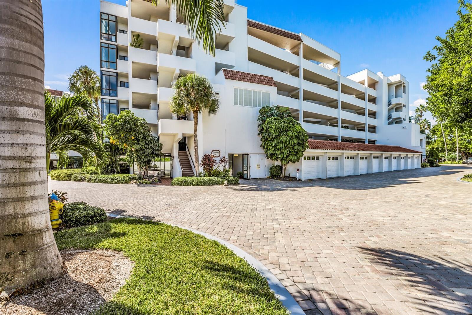 Photo one of 1465 Gulf Of Mexico Dr # 303 Longboat Key FL 34228 | MLS A4584687