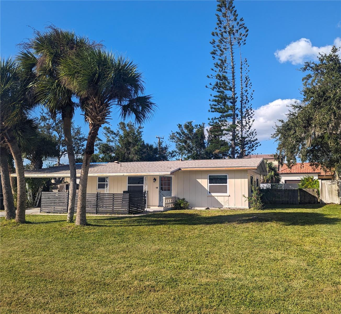Photo one of 929 Cypress Ave Venice FL 34285 | MLS A4584860