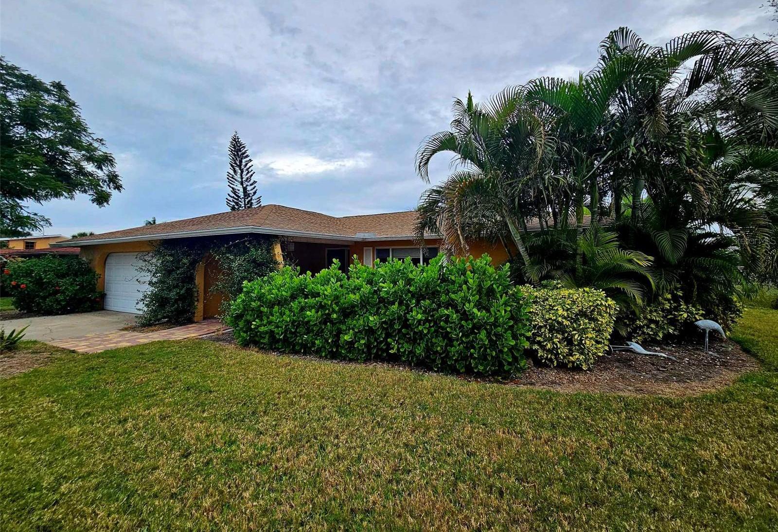 Photo one of 424 Baycrest Dr Venice FL 34285 | MLS A4590412