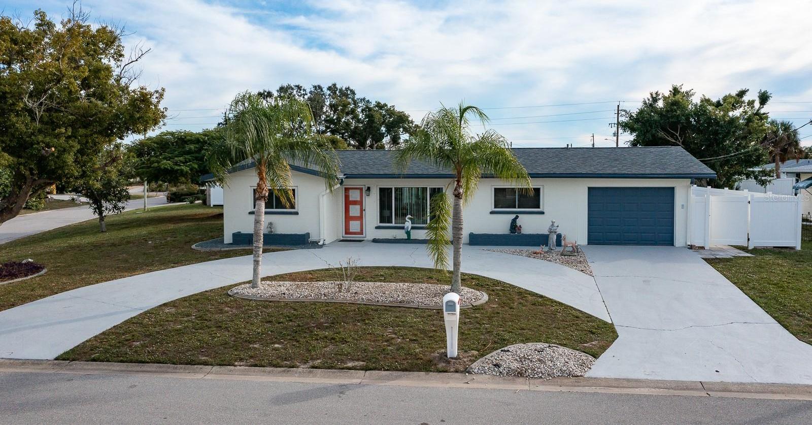 Photo one of 442 Hickory Rd Venice FL 34293 | MLS A4592318