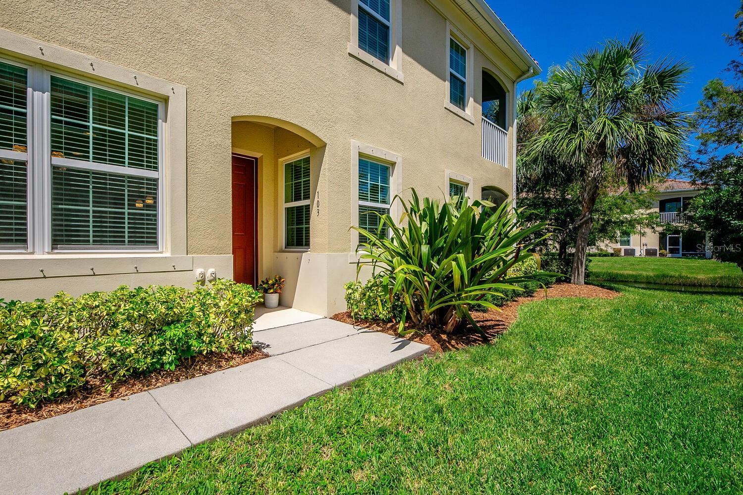 Photo one of 3207 Oriole Dr # 103 Sarasota FL 34243 | MLS A4594708