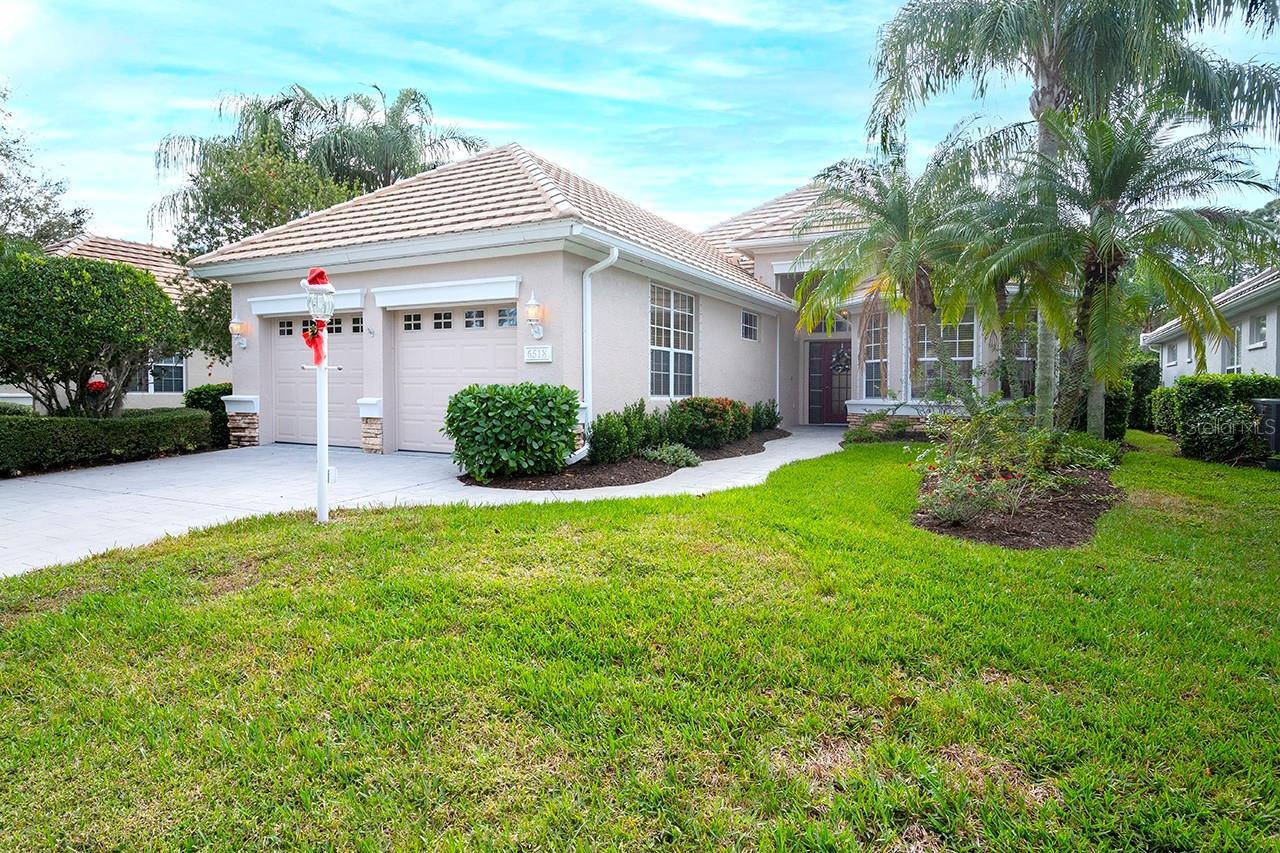 Photo one of 6518 Oakland Hills Dr Lakewood Ranch FL 34202 | MLS A4596909