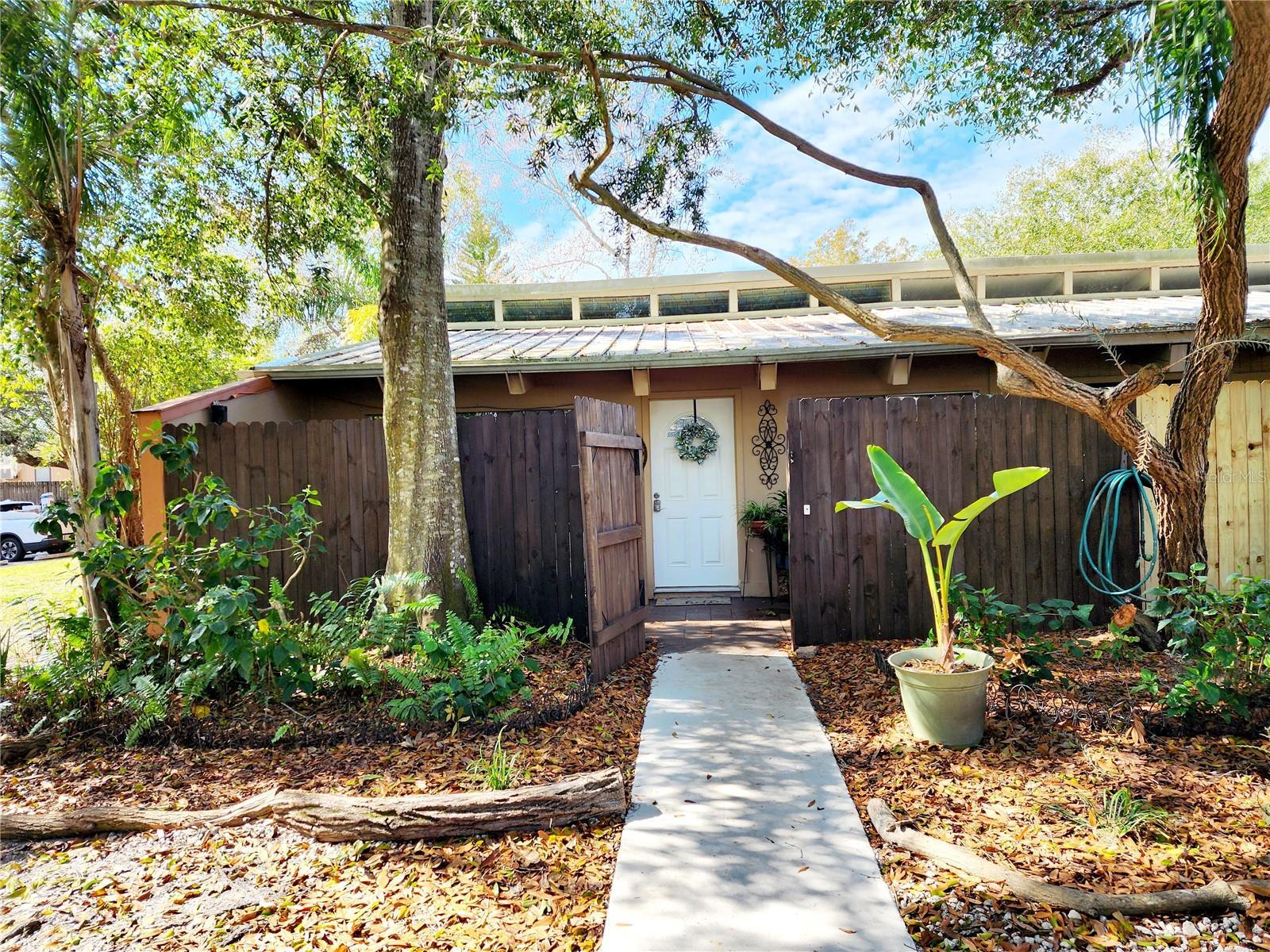 Photo one of 500 N Jefferson Ave # I-1 Sarasota FL 34237 | MLS A4599686