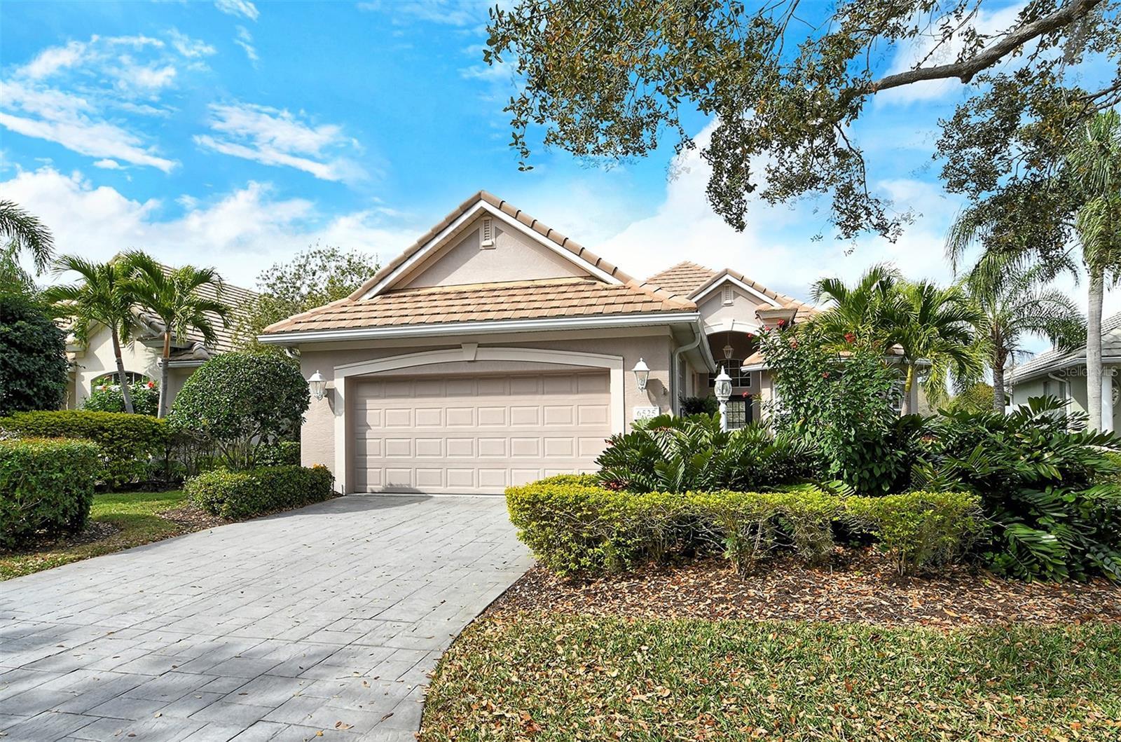 Photo one of 6525 Oakland Hills Dr Lakewood Ranch FL 34202 | MLS A4602291