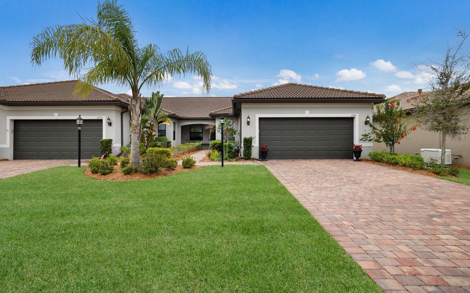 Photo one of 6919 Dorset Ct Lakewood Ranch FL 34202 | MLS A4602356