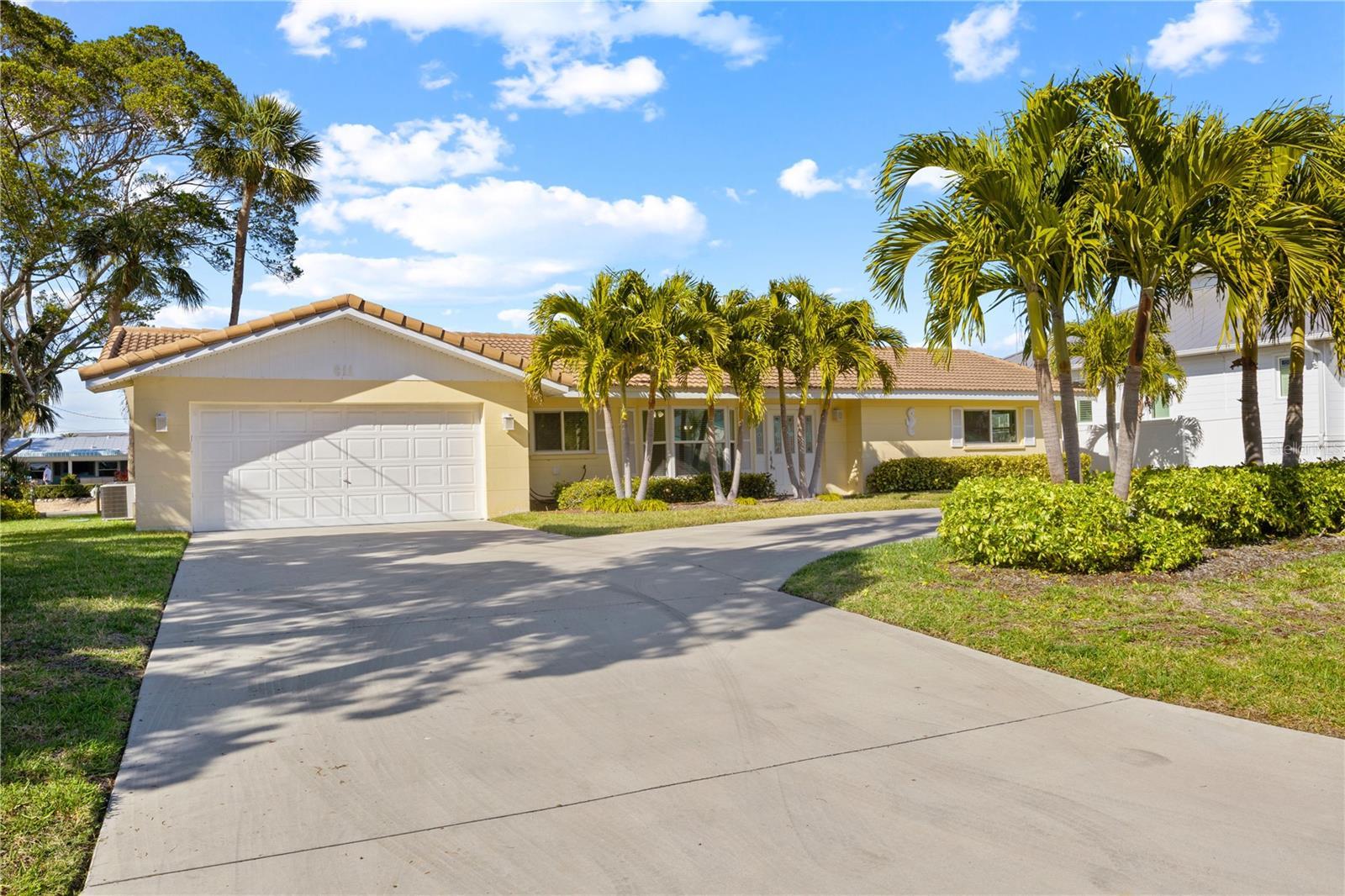Photo one of 611 Dundee Ln Holmes Beach FL 34217 | MLS A4602685