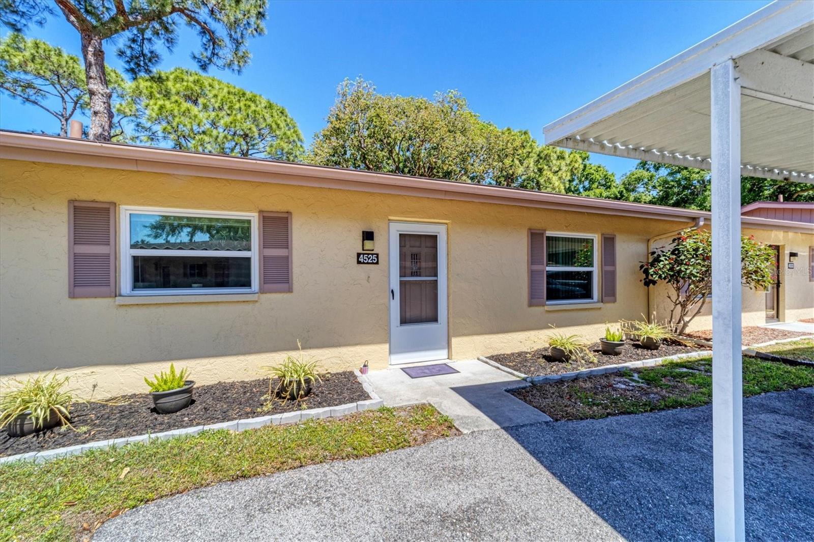 Photo one of 4525 Tippecanoe Trl # 17 Sarasota FL 34233 | MLS A4605077