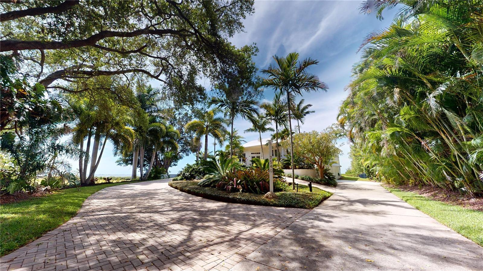 Photo one of 7540 Westmoreland Dr Sarasota FL 34243 | MLS A4605442