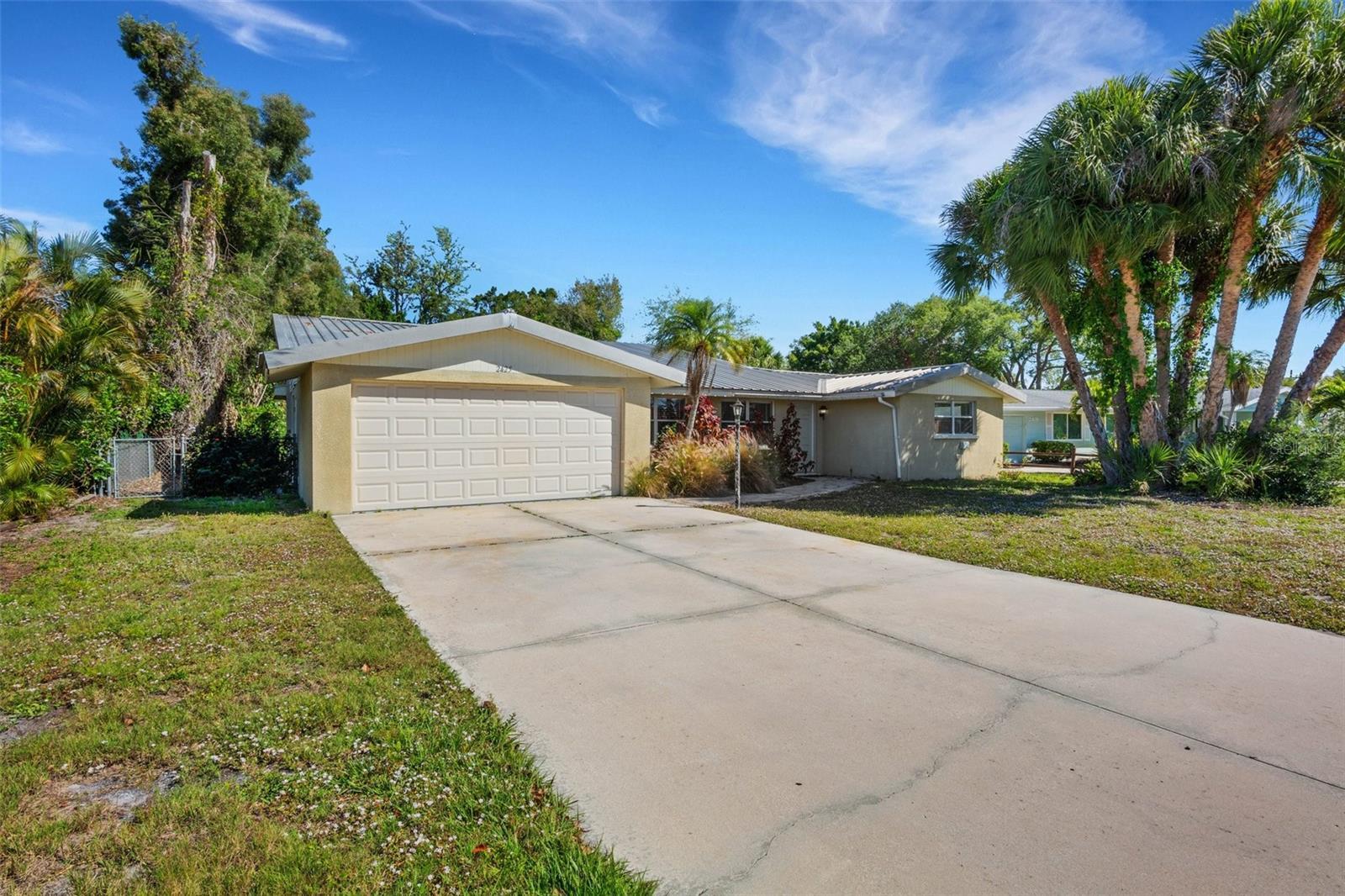 Photo one of 2425 Bispham Rd Sarasota FL 34231 | MLS A4606728