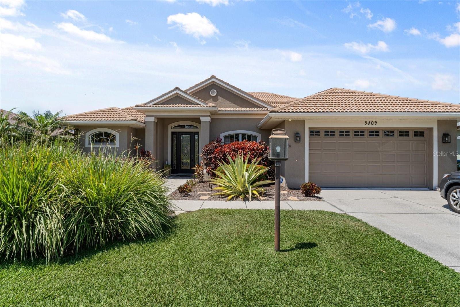 Photo one of 5809 Carriage Dr Sarasota FL 34243 | MLS A4607318