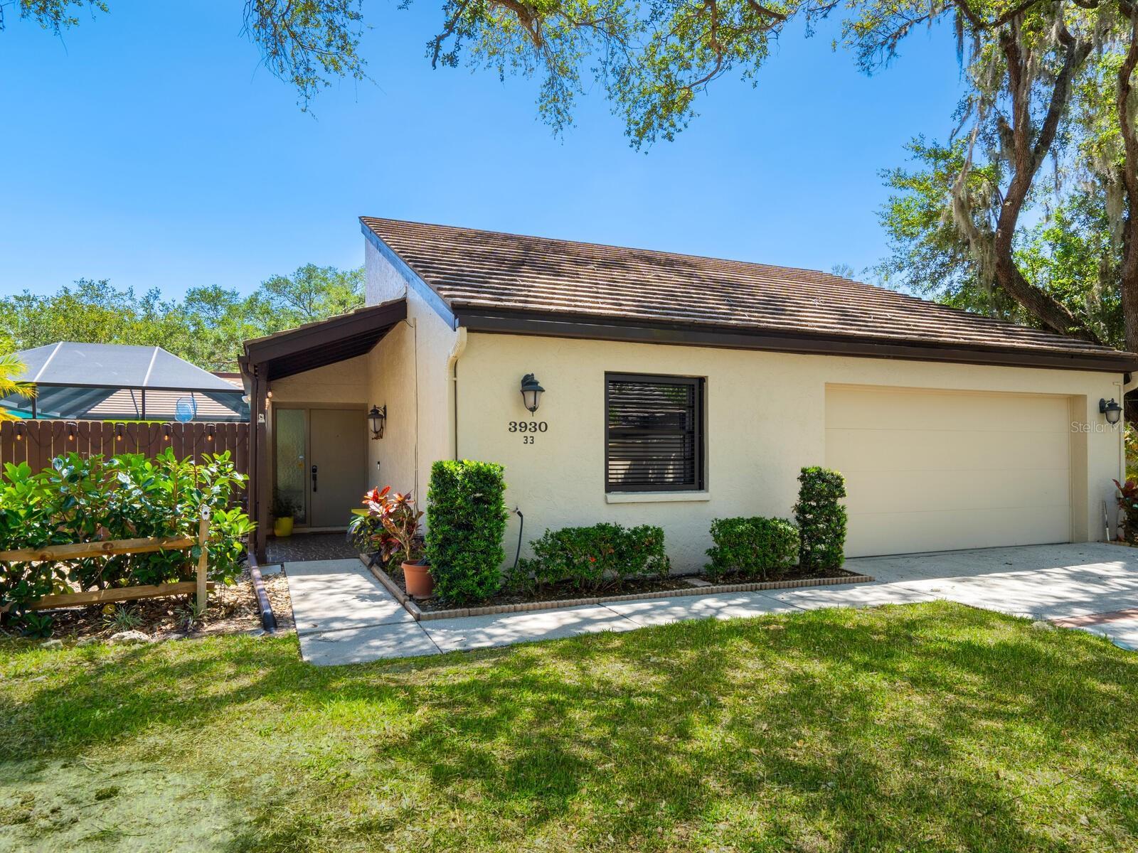 Photo one of 3930 Glen Oaks Manor Dr Sarasota FL 34232 | MLS A4607595