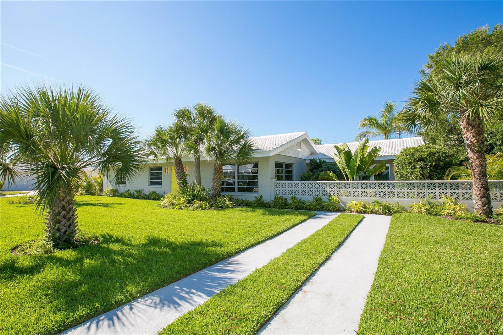 Photo one of 611 Alhambra Rd Venice FL 34285 | MLS A4607703