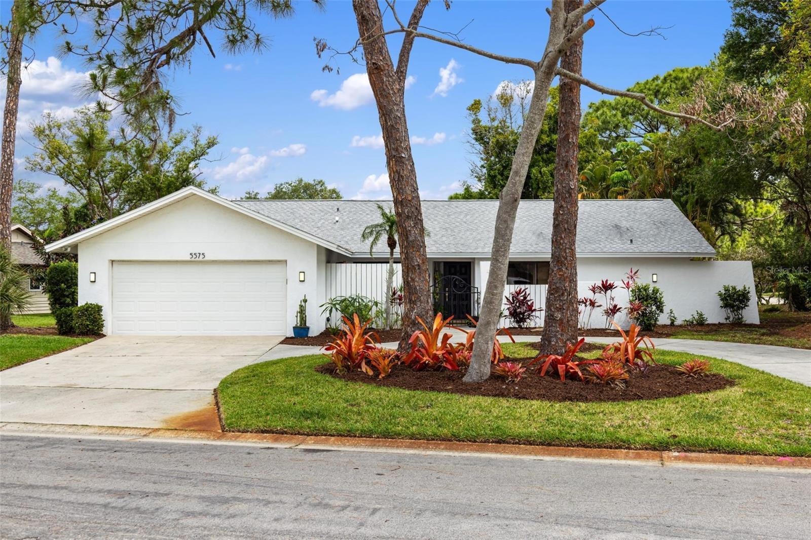 Photo one of 5575 Beneva Woods Cir Sarasota FL 34233 | MLS A4608381