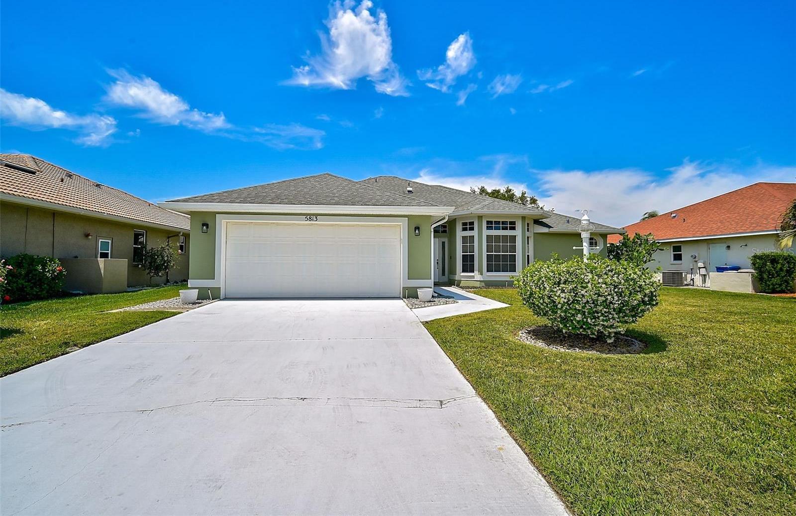 Photo one of 5813 Carriage Dr Sarasota FL 34243 | MLS A4608405