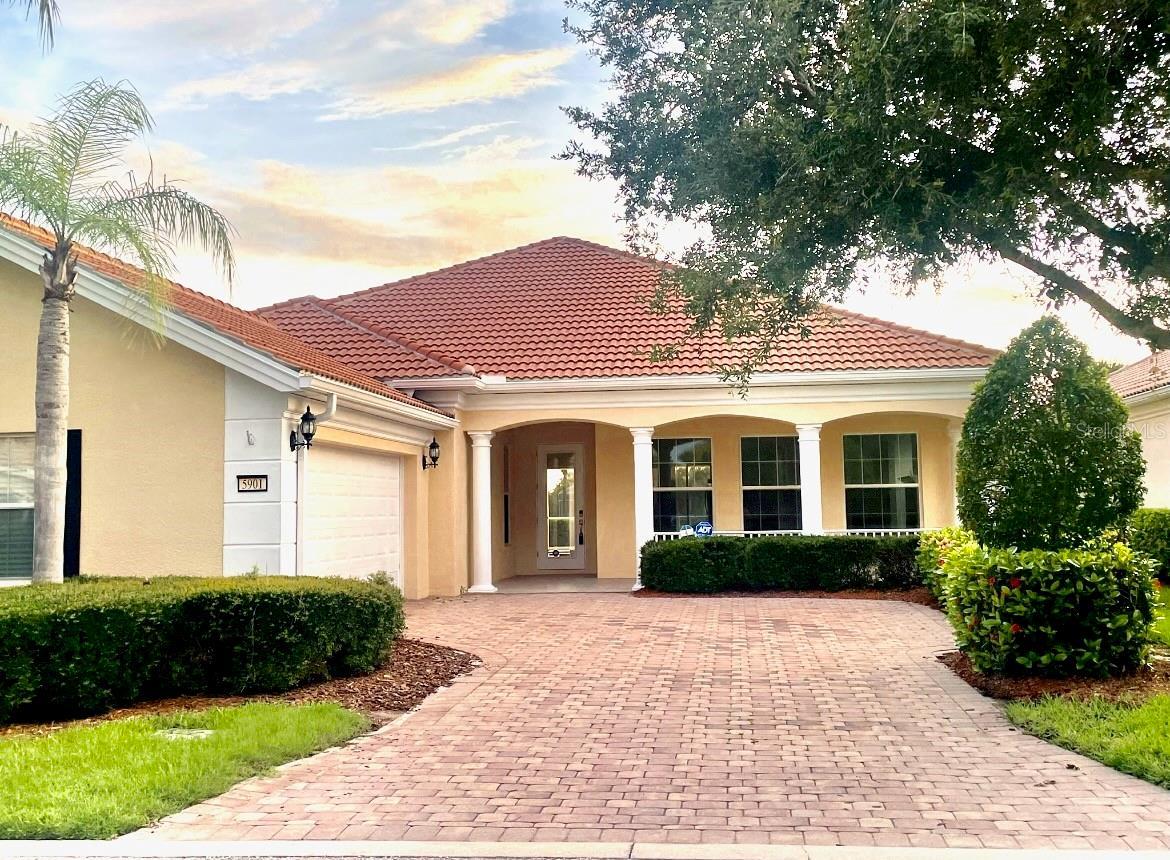 Photo one of 5901 Mariposa Ln Sarasota FL 34238 | MLS A4615521